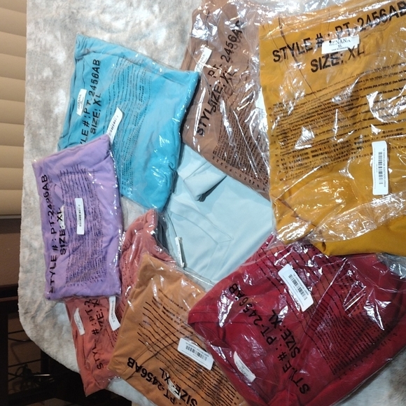 Zenana Outfitters Tops - ZENANA XL 8 PIECE HUGE LOT ROLLED SHORT SLEEVE V NECK SIDE SLIT HIGH LOW NWT
